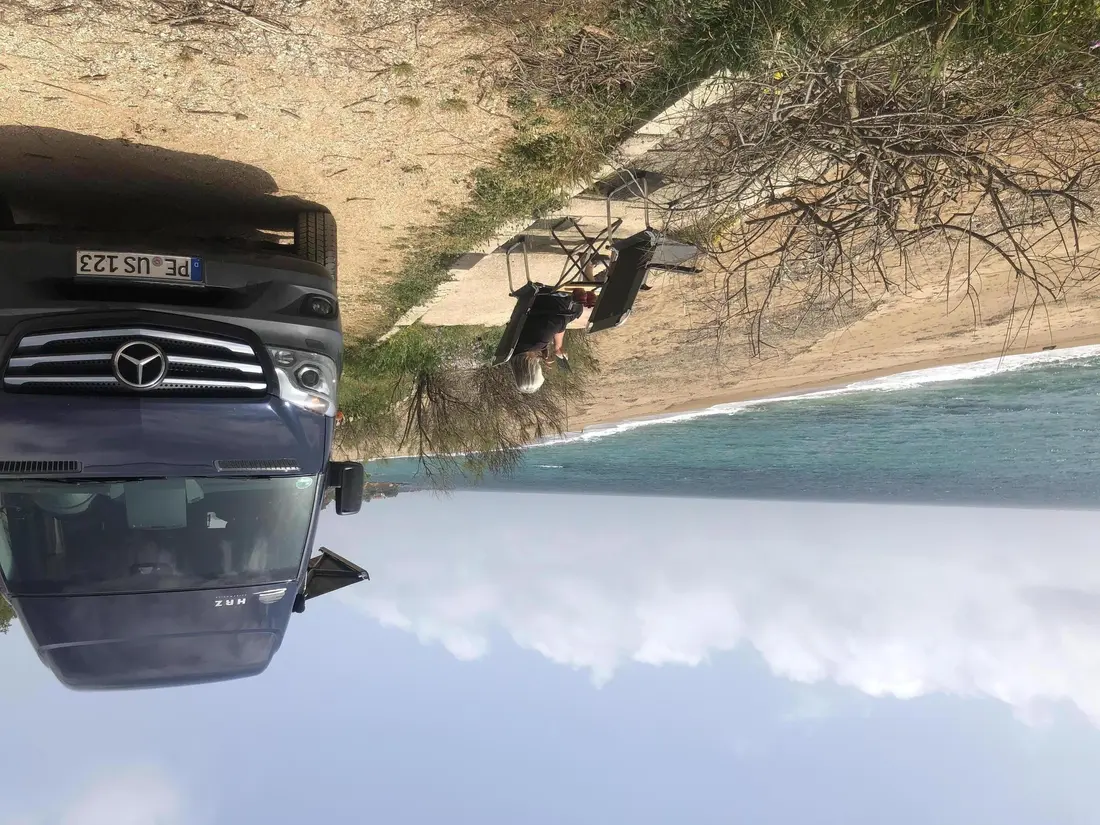 Vor dem Auto am Strand